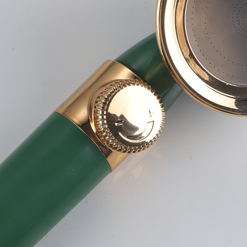 Curge duș verde închis