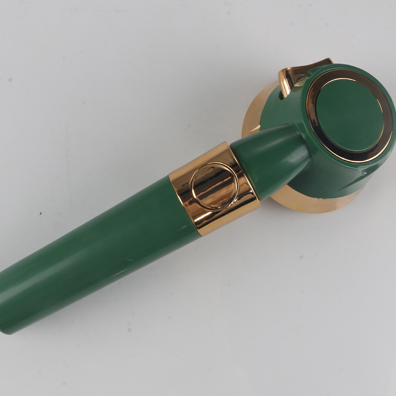 Curge duș verde închis