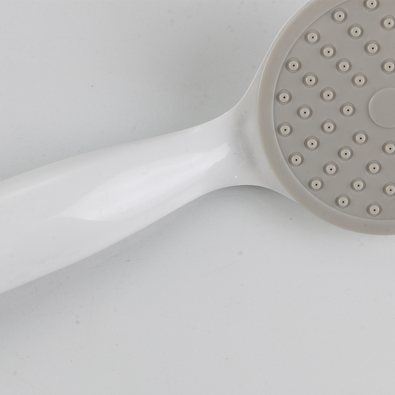 Cum îmbunătățește un cap de duș din plastic frumusețea și designul general al unei băi?
